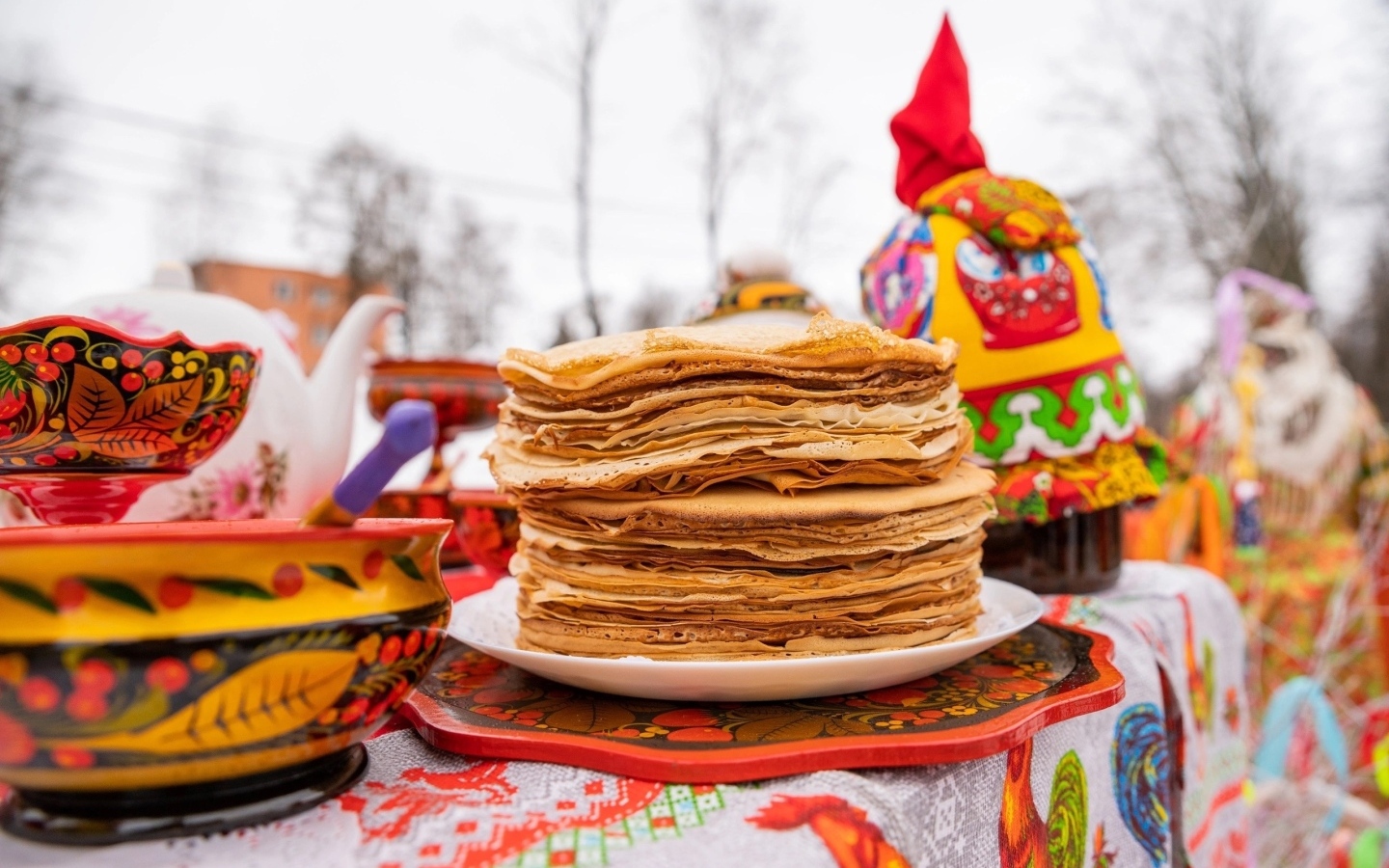 Стопка блинов на празднике Масленица