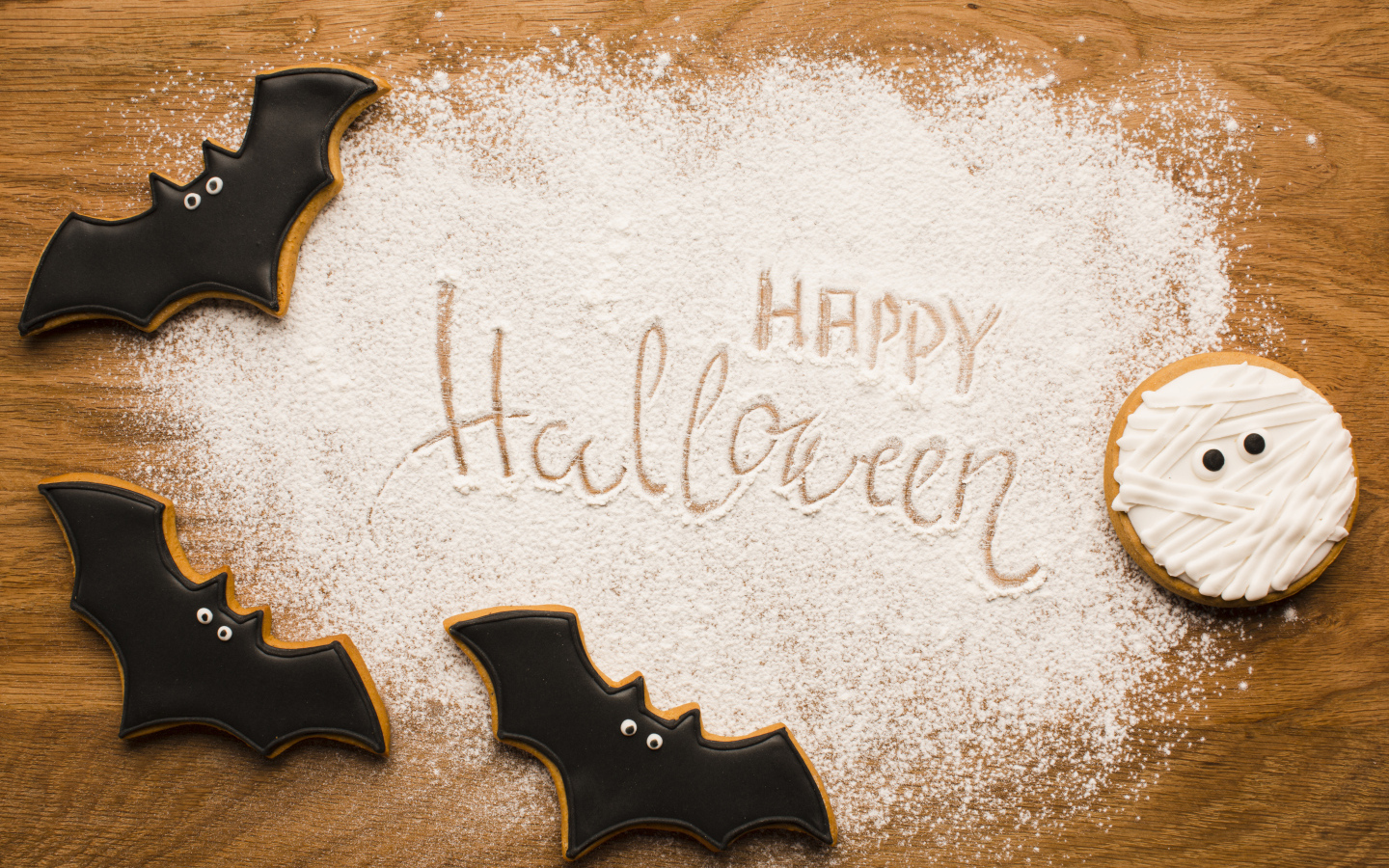 Печенье в форме летучих мышей на разделочной доске на Хэллоуин