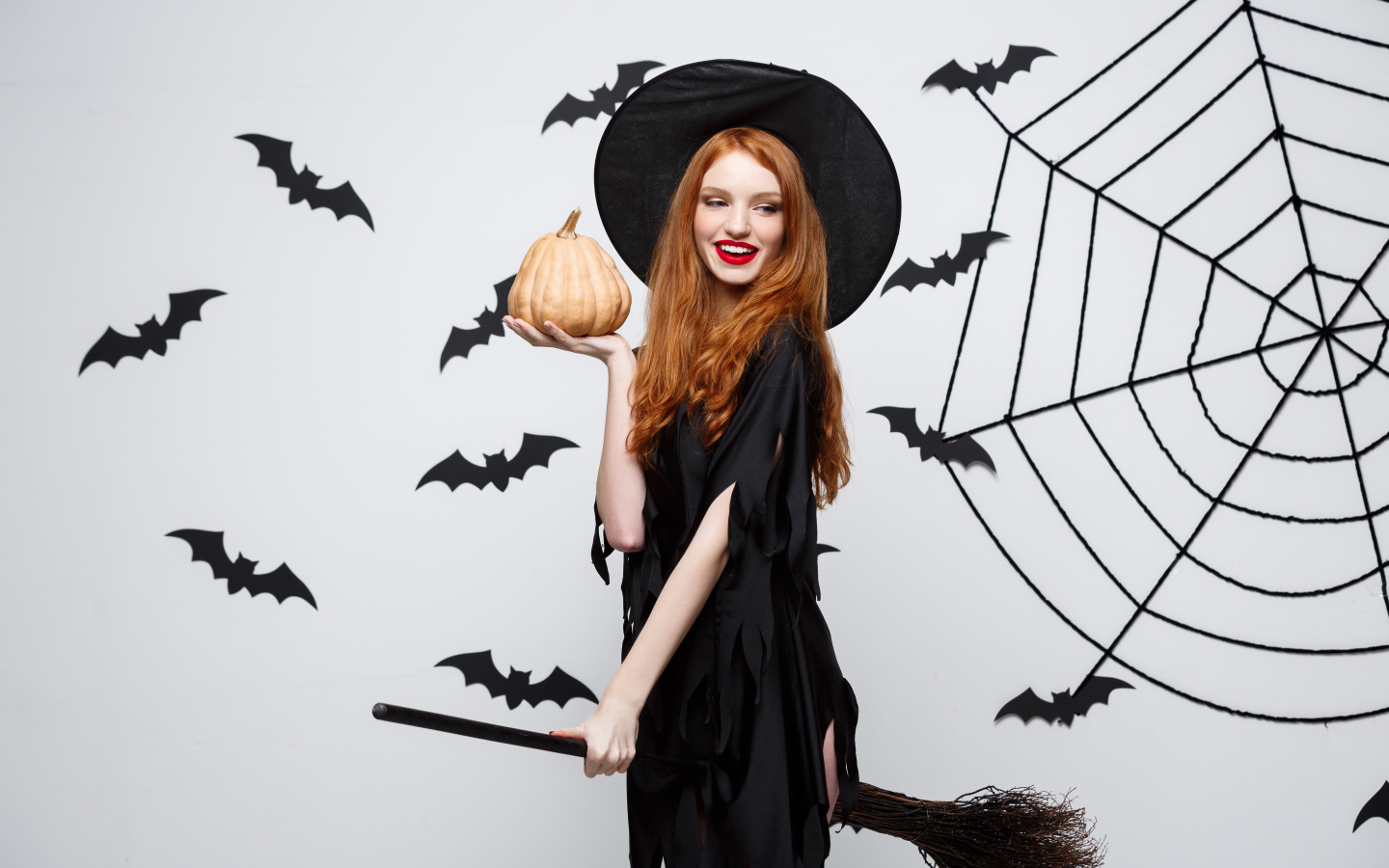 Девушка в костюме ведьмы с декором на Хэллоуин
