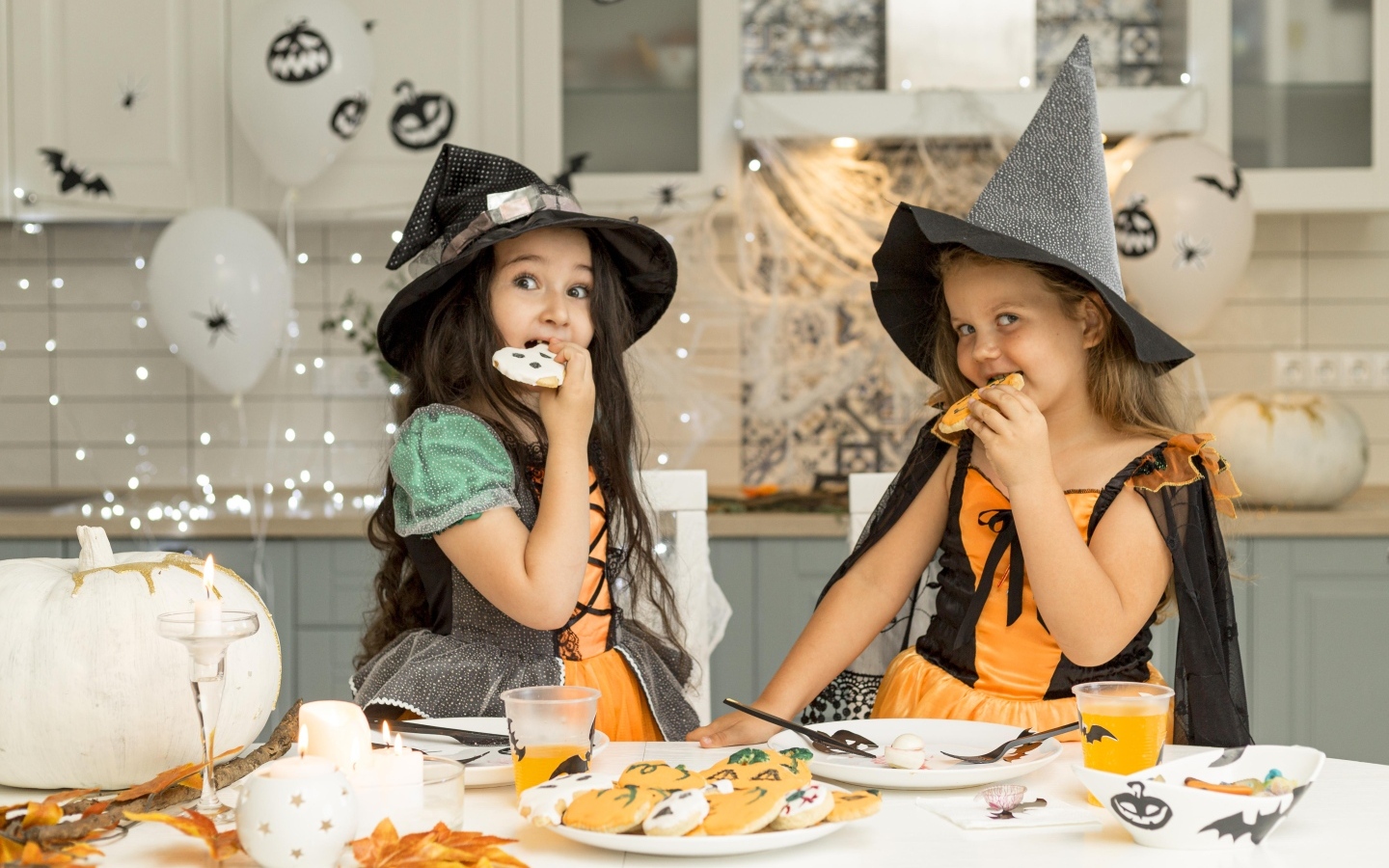 Две маленькие девочки в костюмах на Хэллоуин