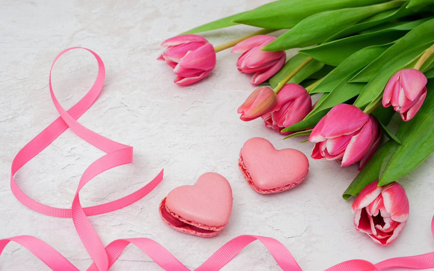 Букет тюльпанов с лентой и печеньем на 8 марта