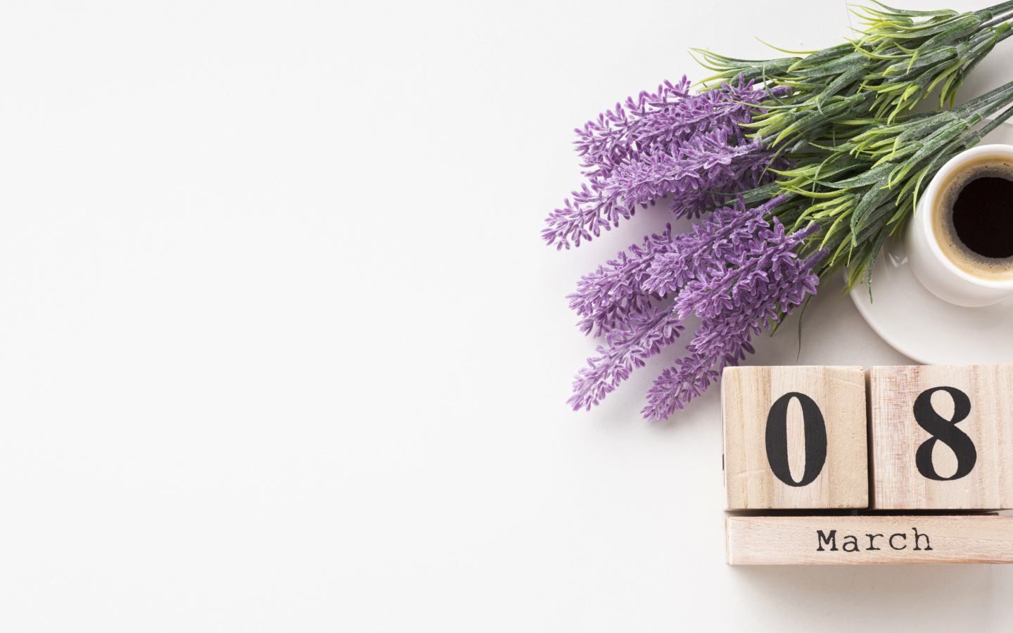 Кубики, кофе и букет цветов на белом фоне на 8 марта