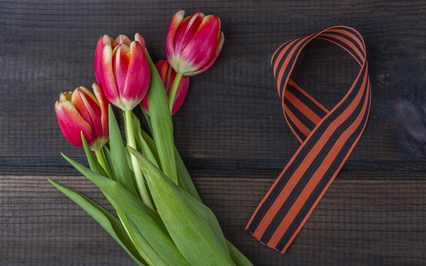 Георгиевская лента с букетом тюльпанов на 9 мая