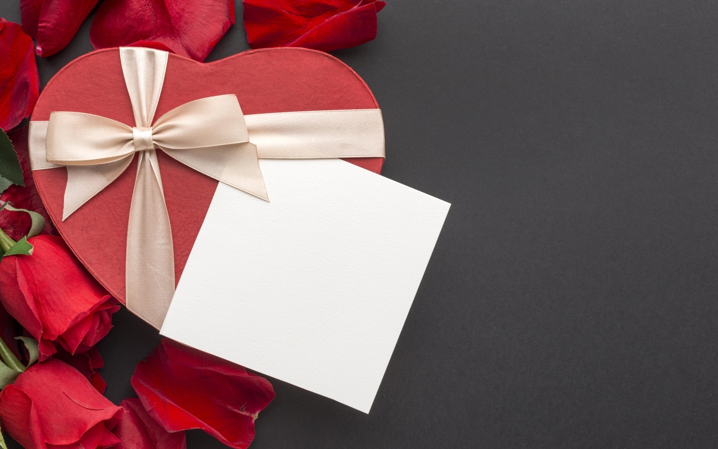 Подарок и цветы на сером фоне, шаблон поздравительной открытки