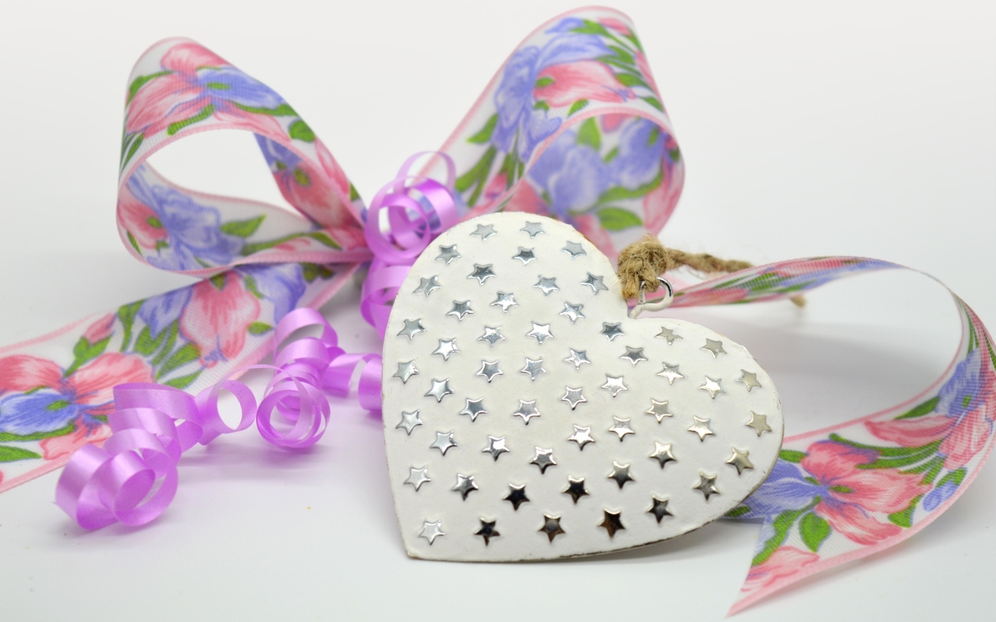 Красивое сердце в звездах с ленточкой