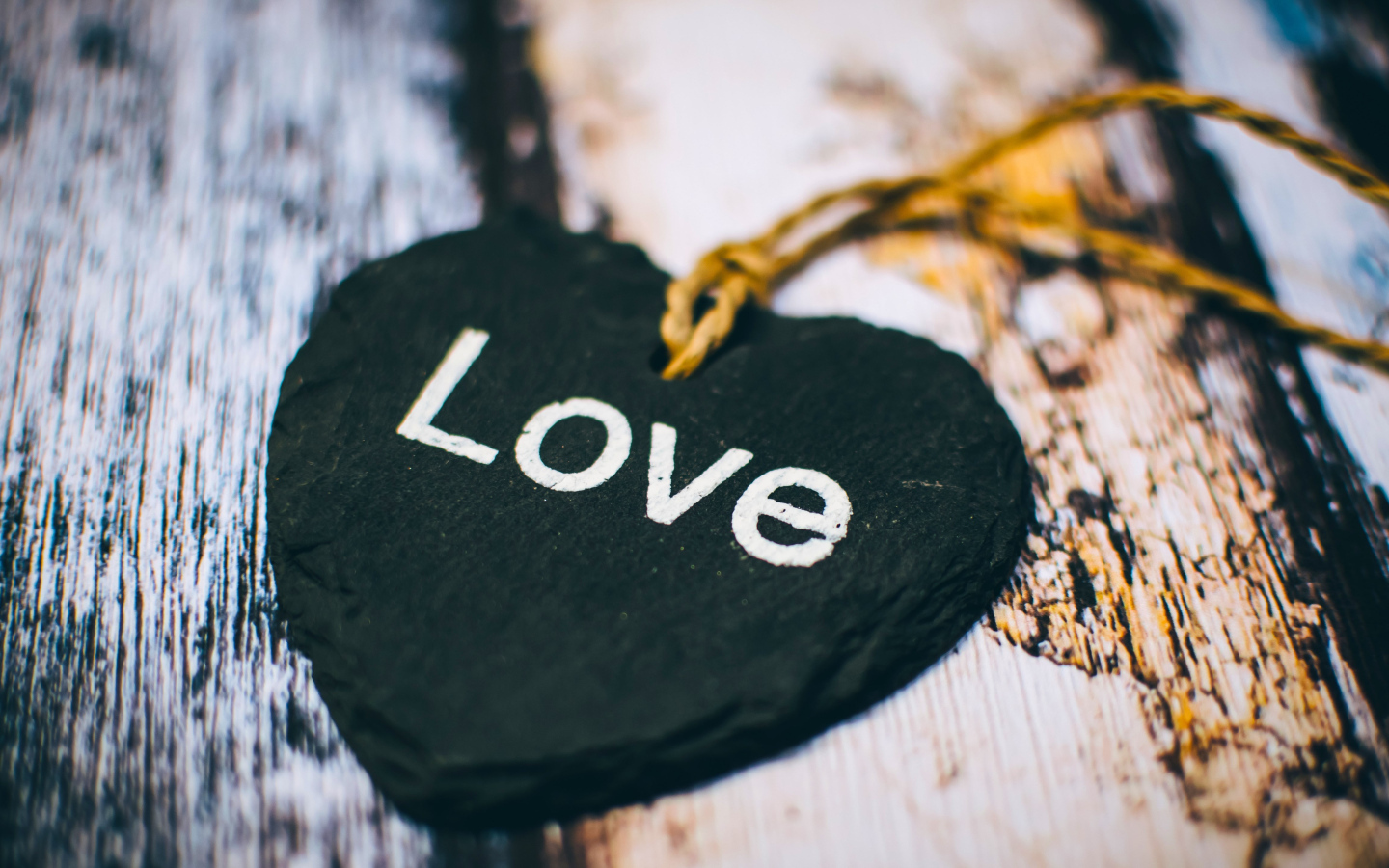 Черное каменное сердце на нитке 