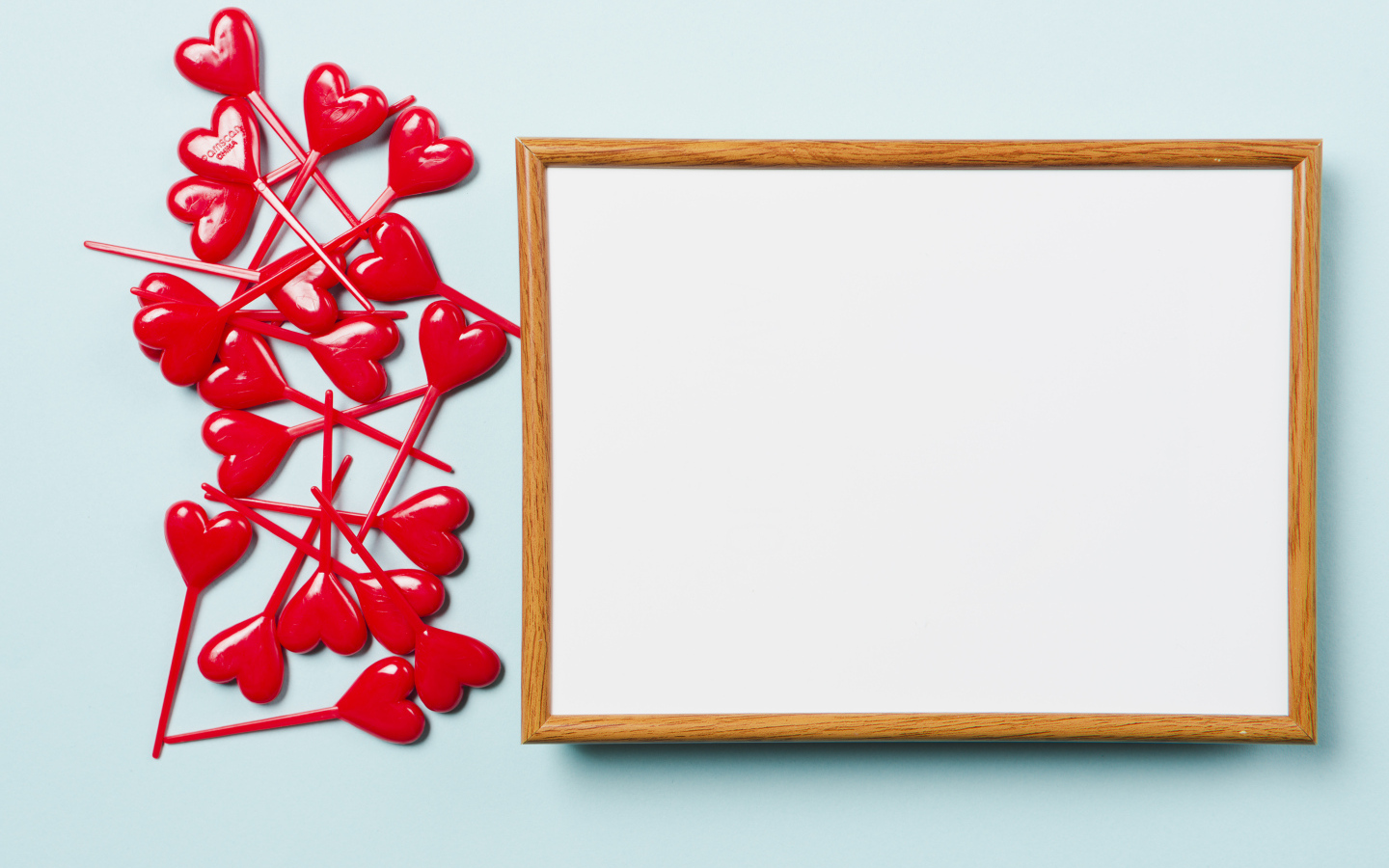 Рамка и красные сердечки на голубом фоне, шаблон открытки