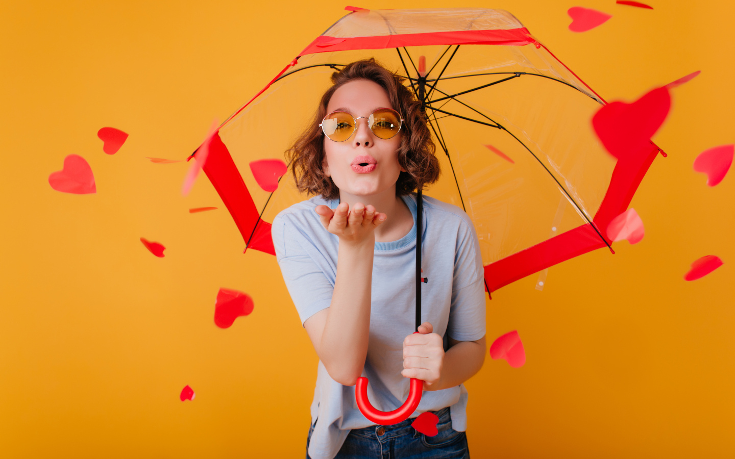 Девушка под зонтом с сердечками