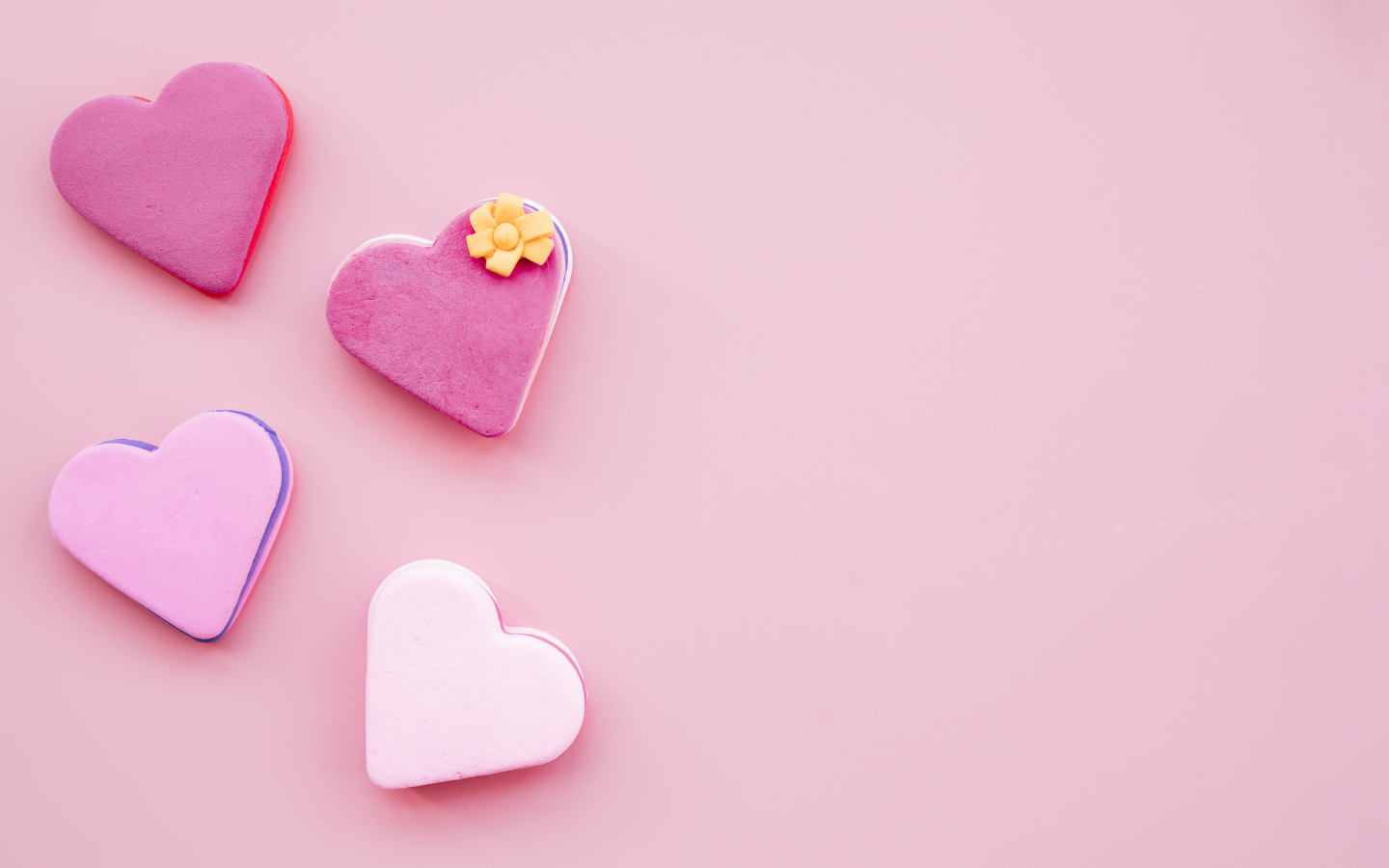 Печенье в форме сердца на розовом фоне