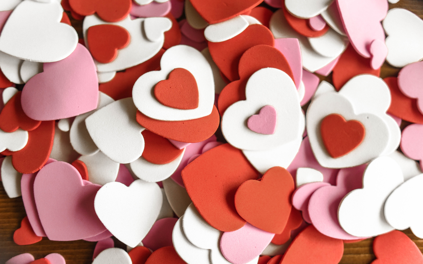 Много маленьких бумажных разноцветных сердечек