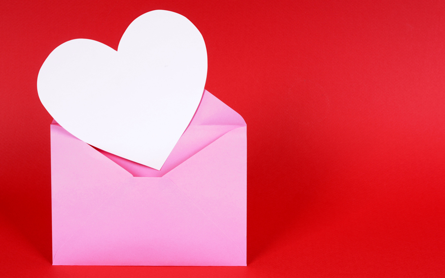 Розовый конверт с сердцем на красном фоне, шаблон для открытки