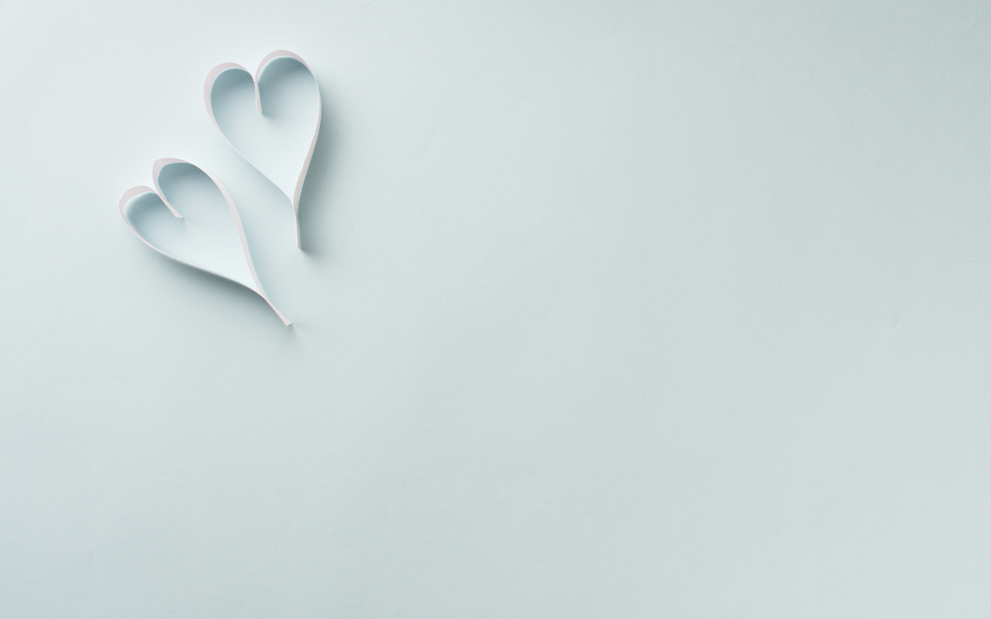 Две полоски белые полоски в форме сердца на голубом фоне