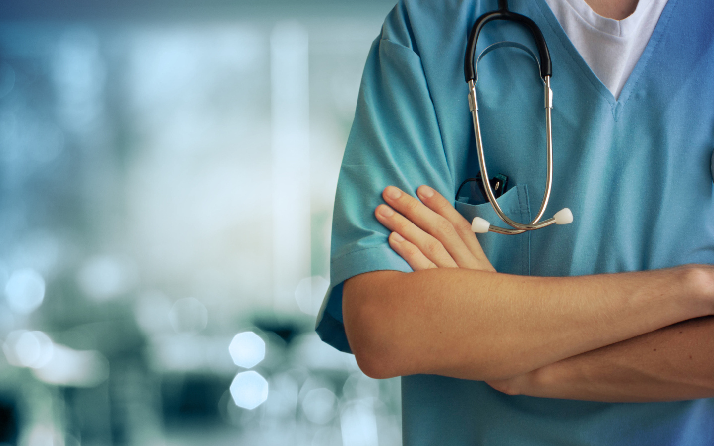 Врач в голубом медицинском костюме