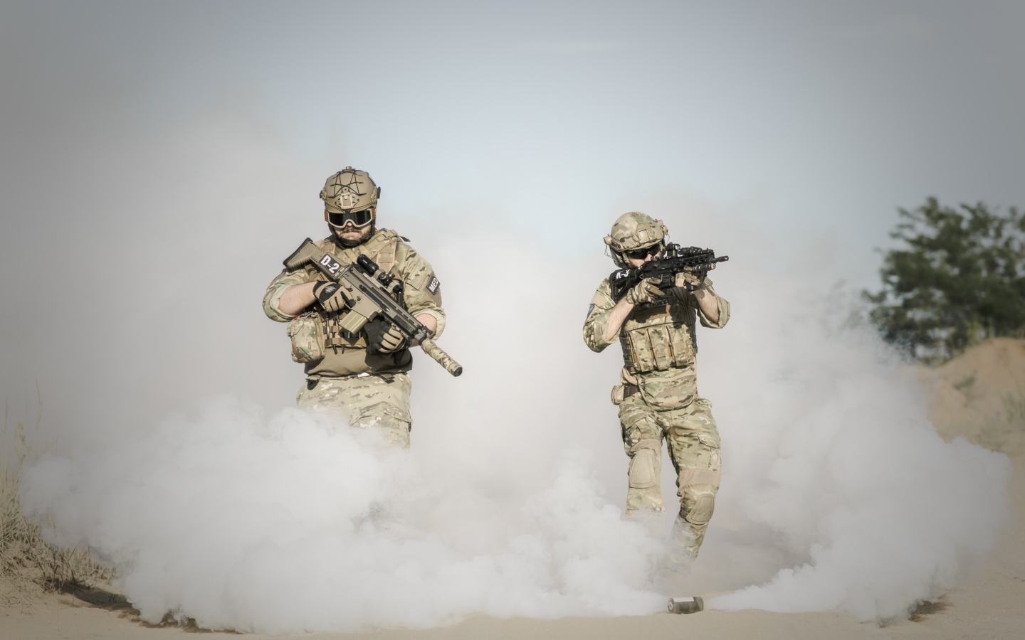 Мужчины солдаты с оружием в дыму