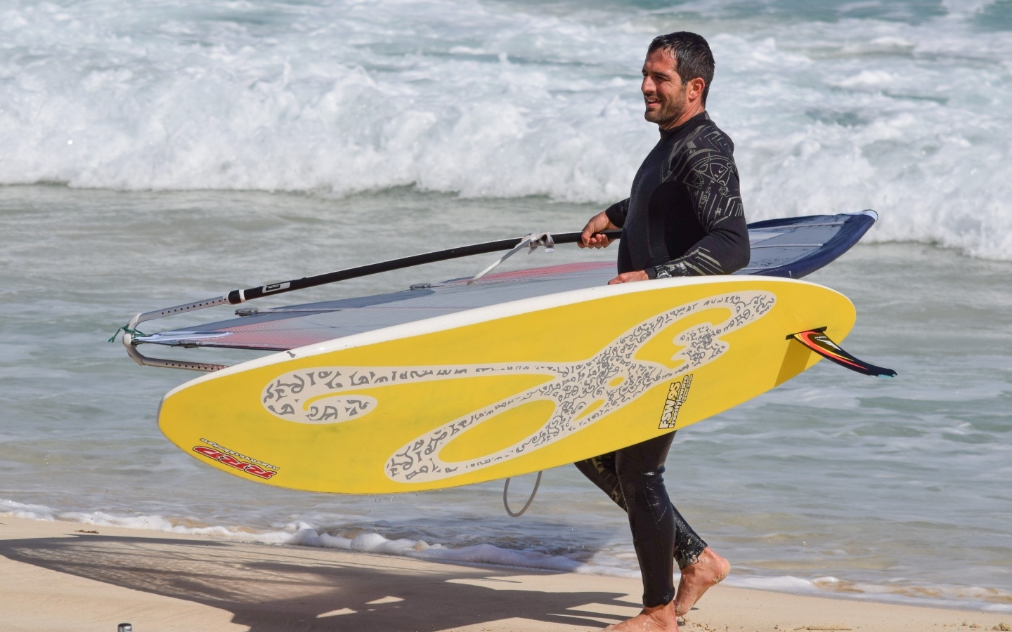 Мужчина серфер с доской на пляже