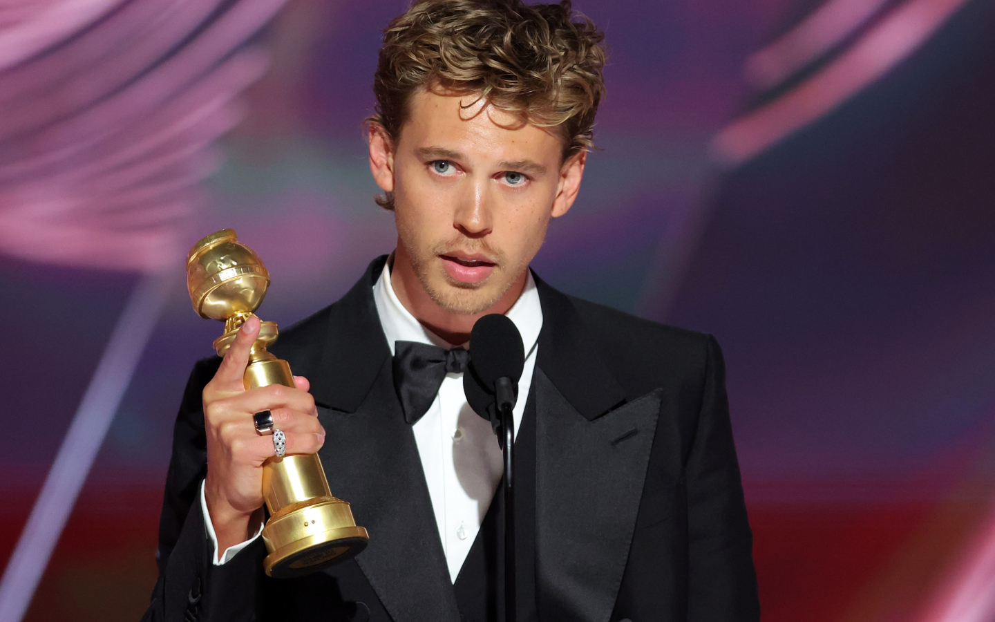 Актер Остин Батлер  с наградой в руке