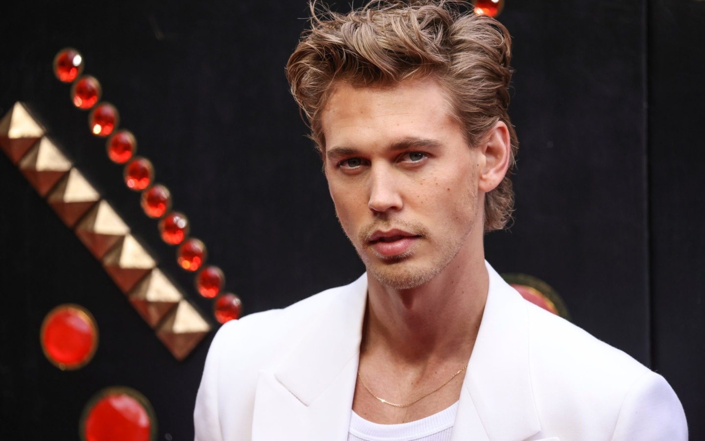 Красивый молодой актер Остин Батлер