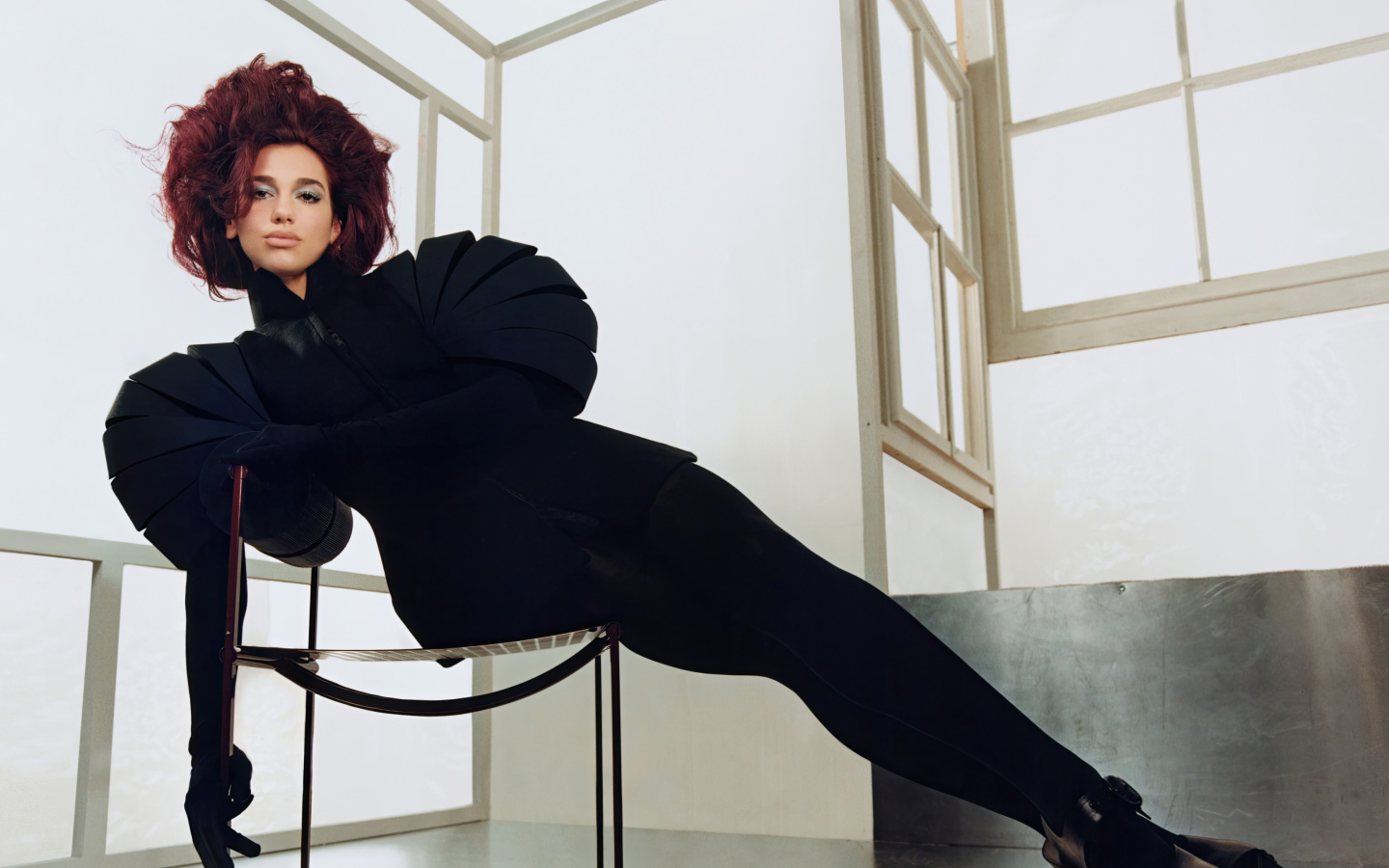 Красивое черное платье на певице Дуа Липа