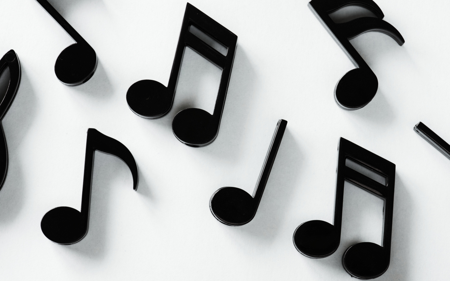 Черные ноты на белом фоне