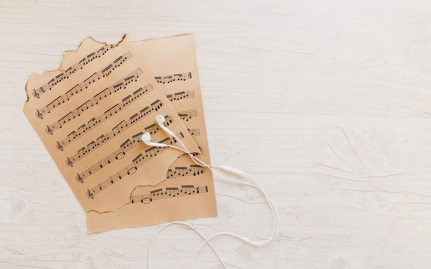 Сожженные ноты с наушниками 