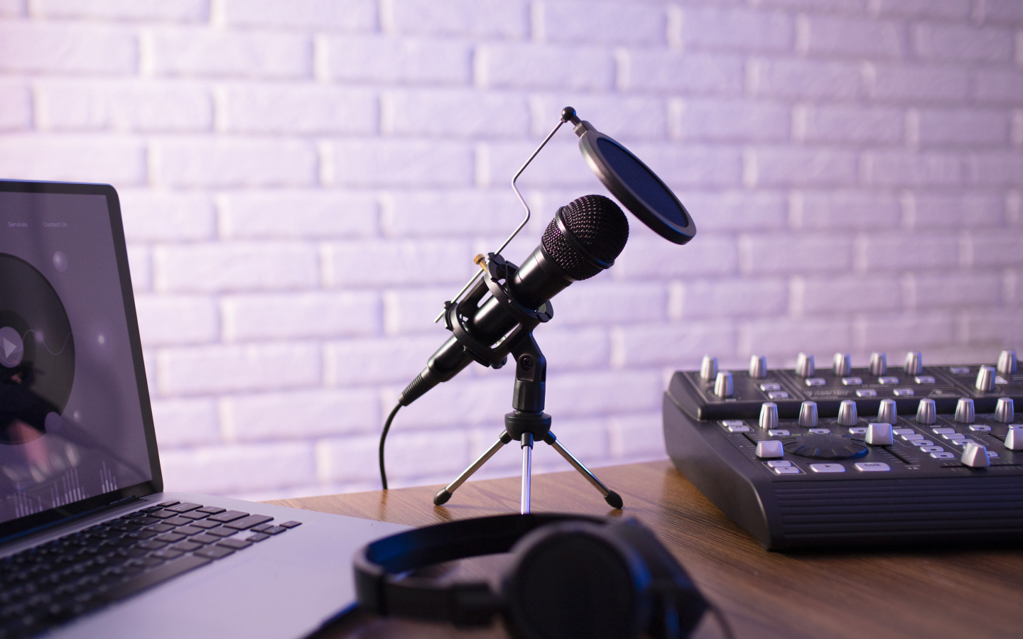 Микрофон на столе с микшером и ноутбуком