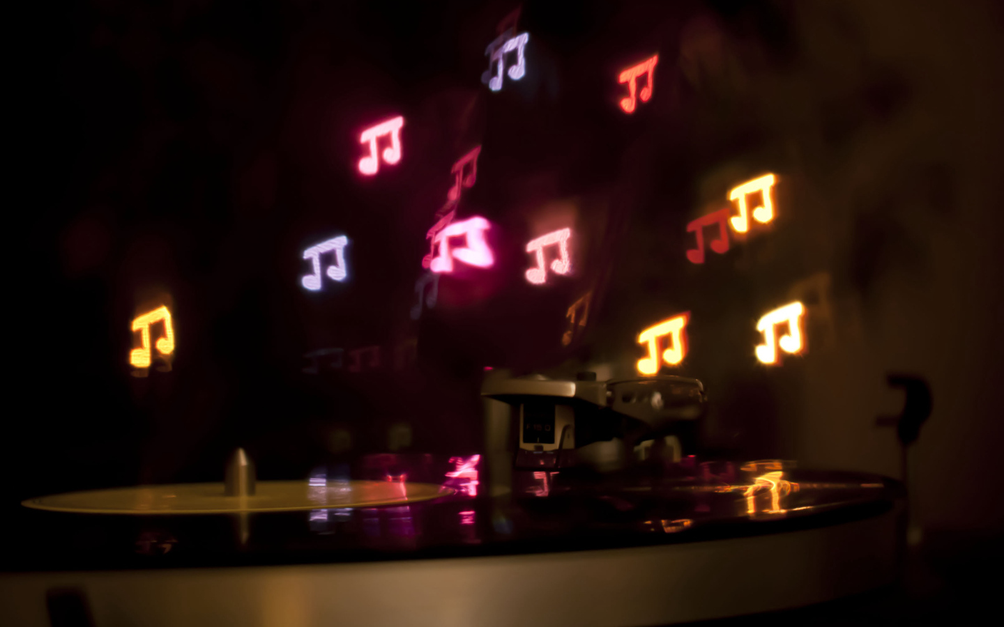 Разноцветные неоновые ноты над пластинкой