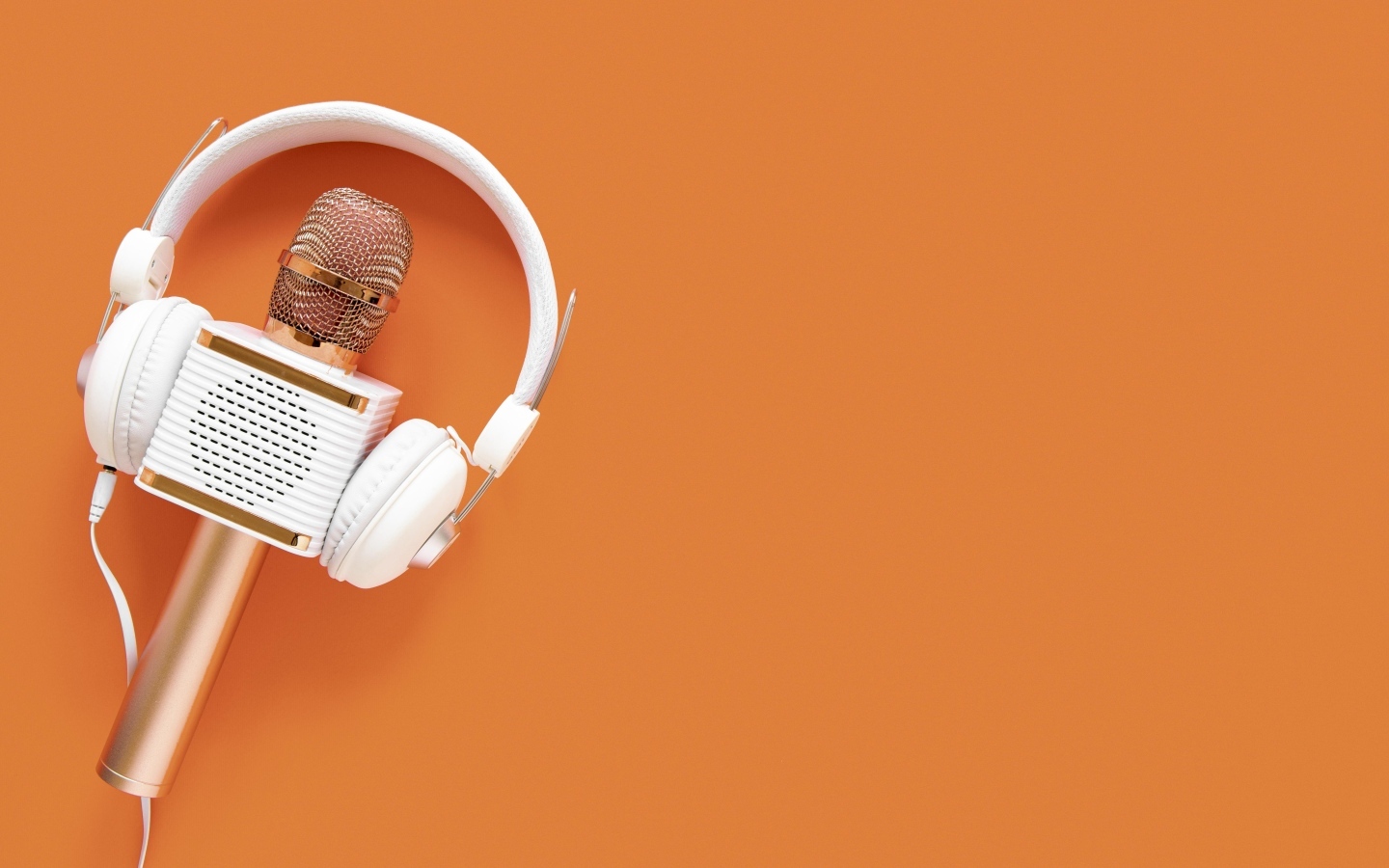 Радио микрофон и наушники на оранжевом фоне