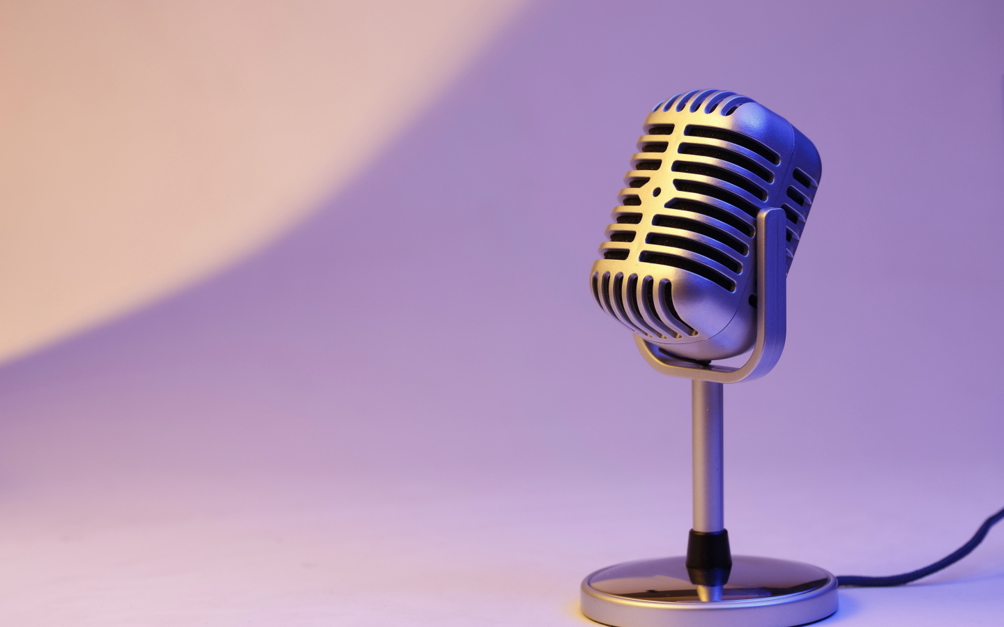 Ретро микрофон на сиреневом фоне