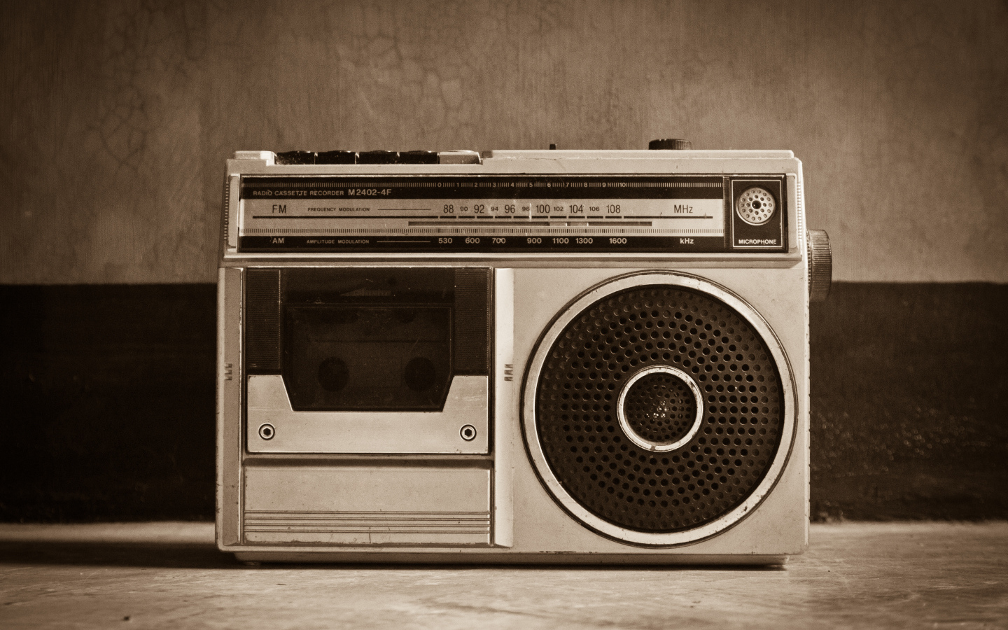 Ретро радио на столе у стены