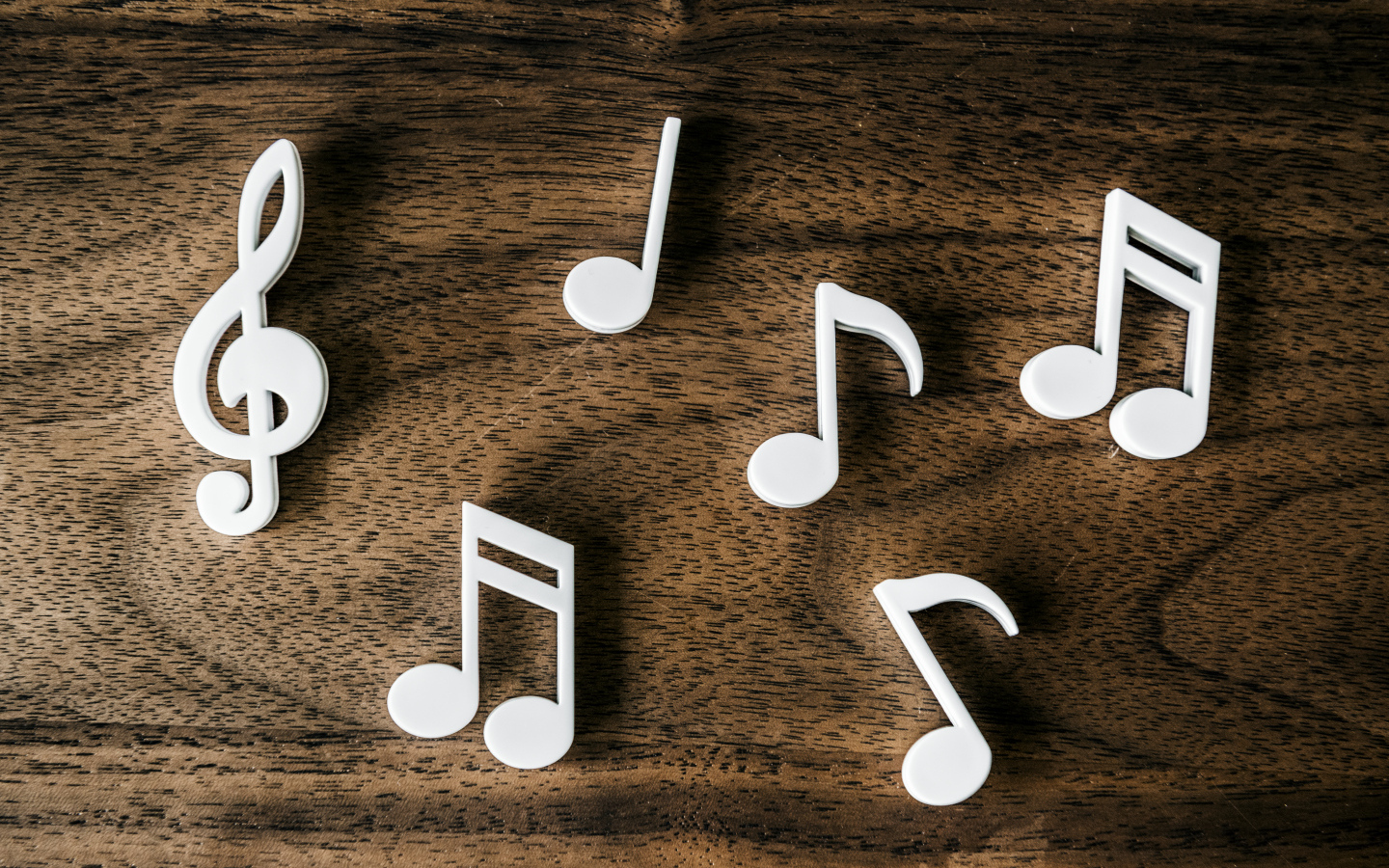 Белые ноты на деревянном столе