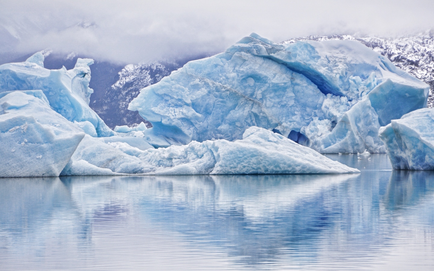 Большой голубой айсберг в воде