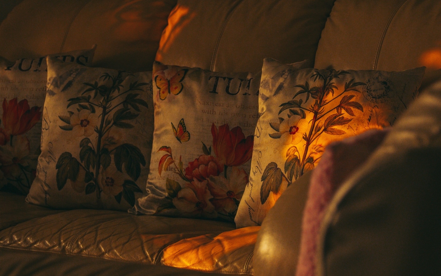 Подушки на диване в комнате