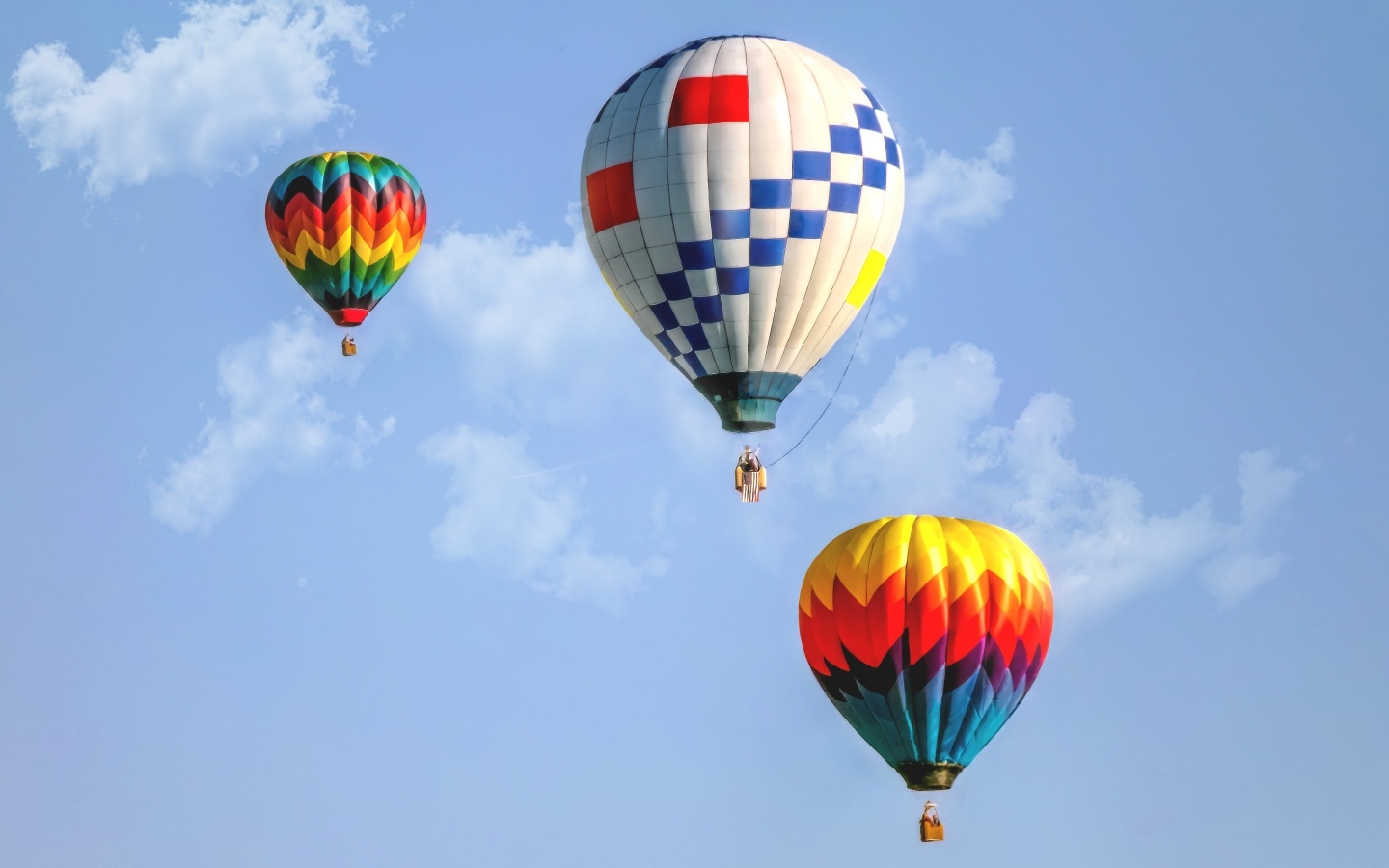 Три воздушных шара в голубом небе