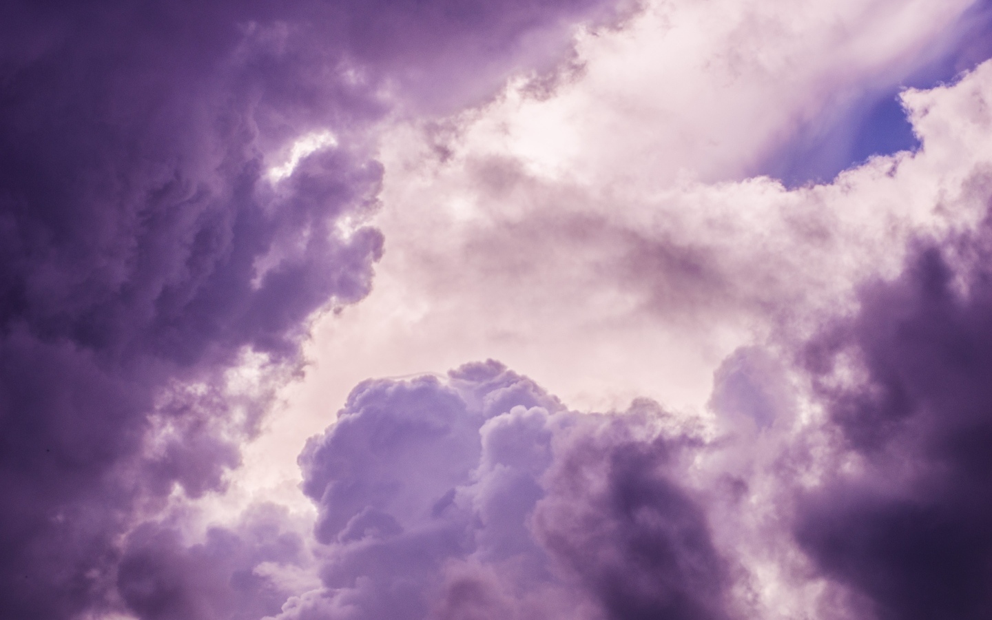 Фиолетовые грозовые облака в небе