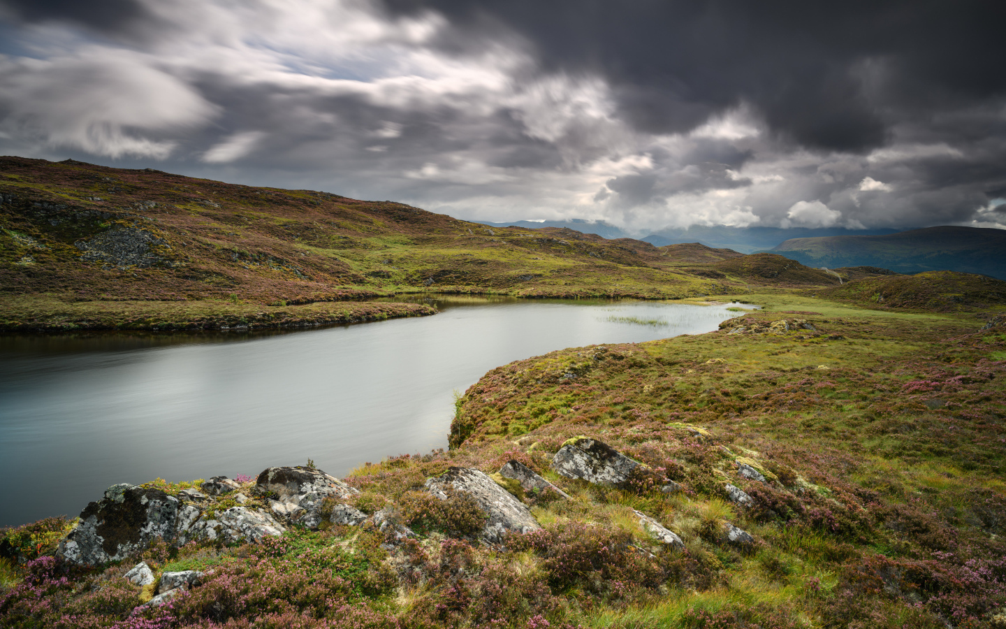 Густые грозовые облака над рекой 