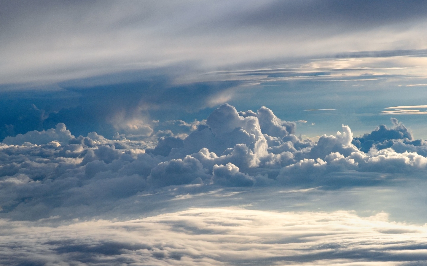 Густые белые облака в лучах солнца