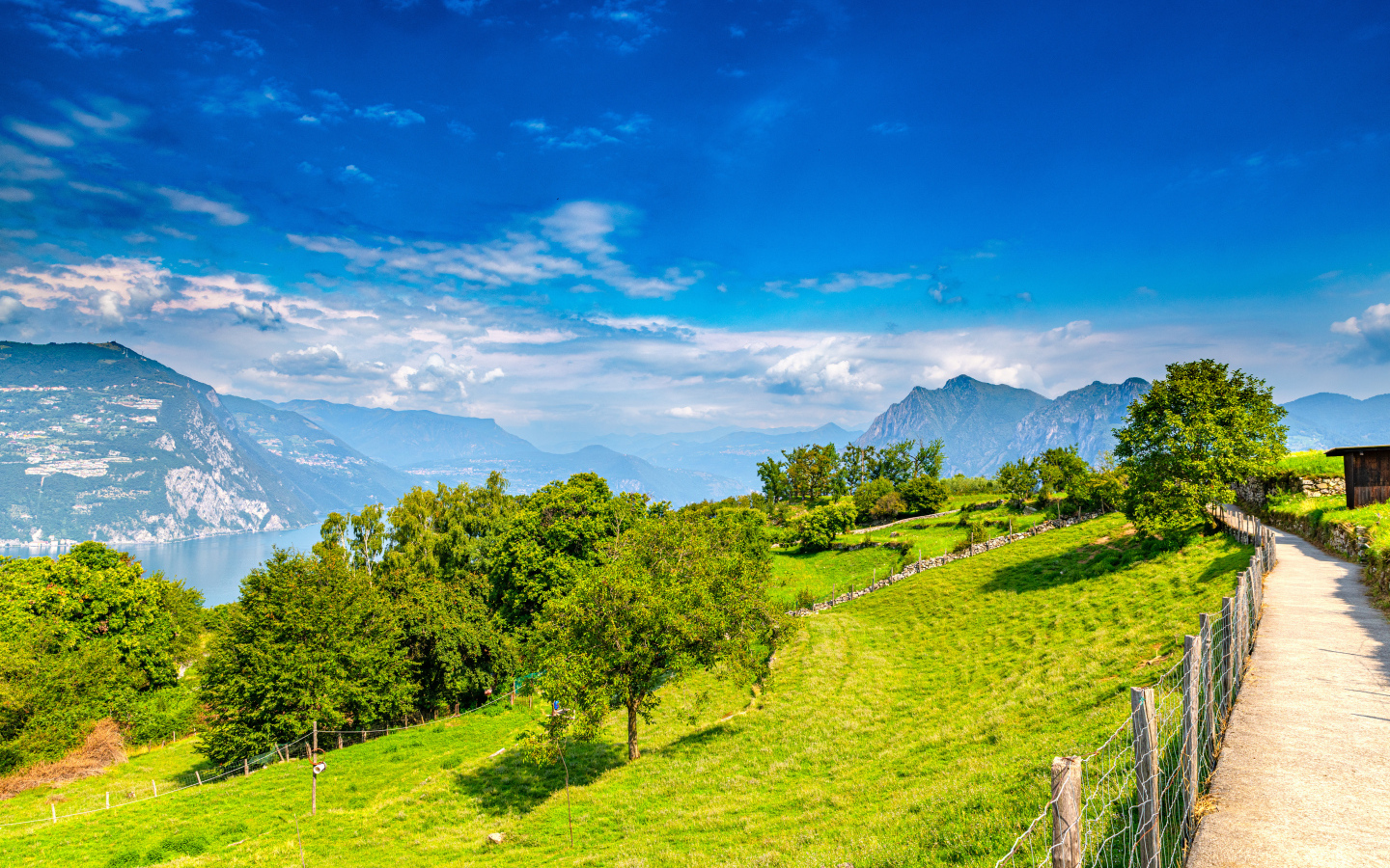 Голубое небо над зелеными холмами и горами