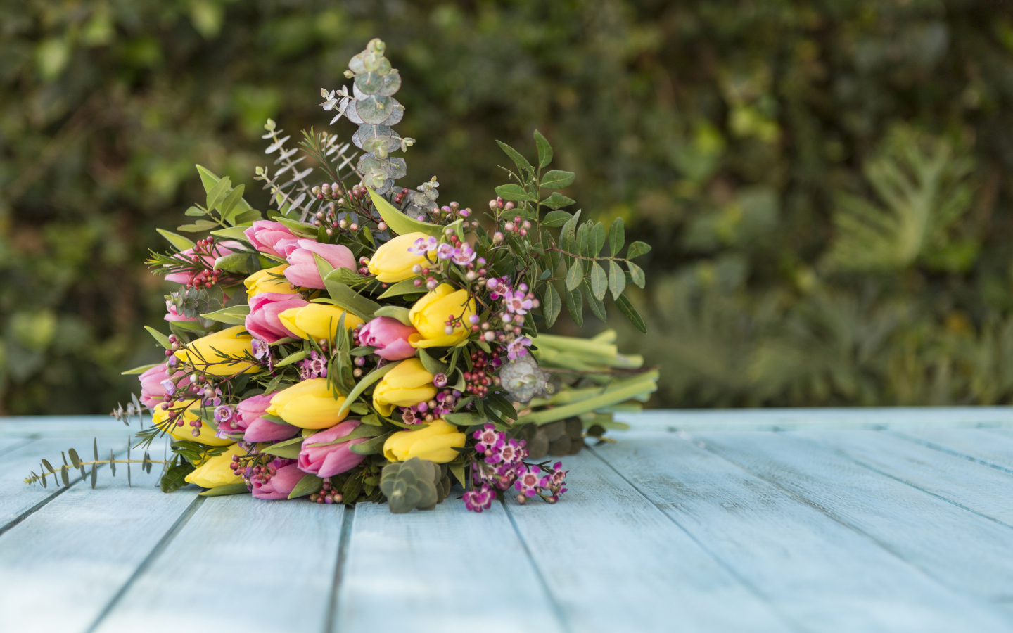 Красивый букет желтых и розовых тюльпанов