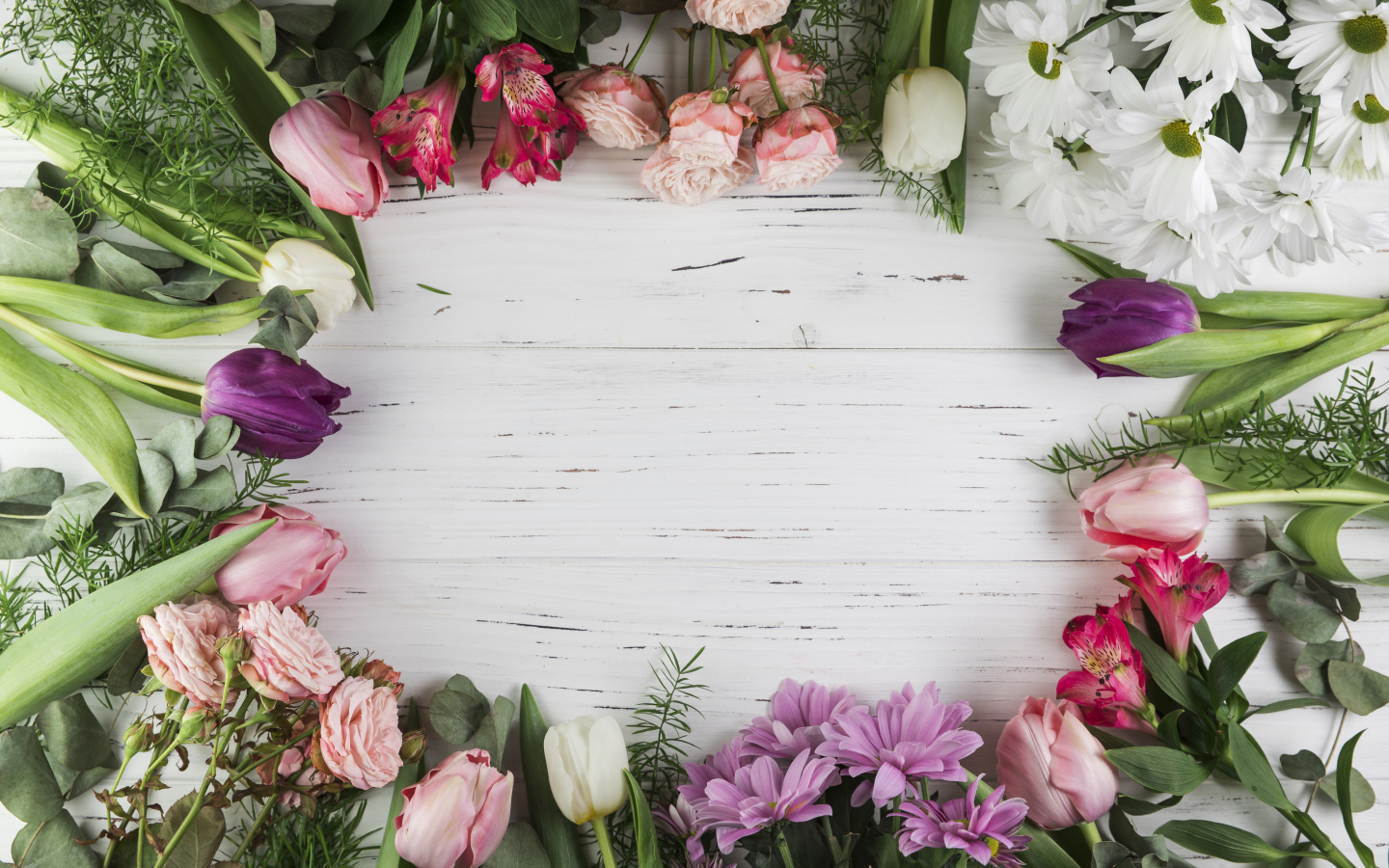 Красивые разноцветные цветы на белом столе, шаблон 