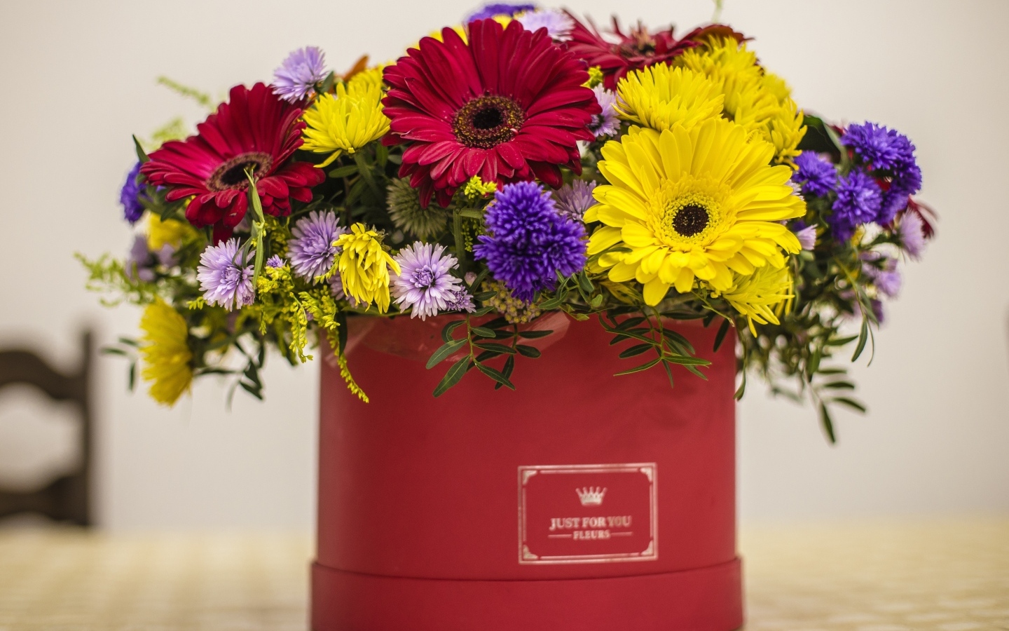 Букет разноцветных цветов в корочке на столе