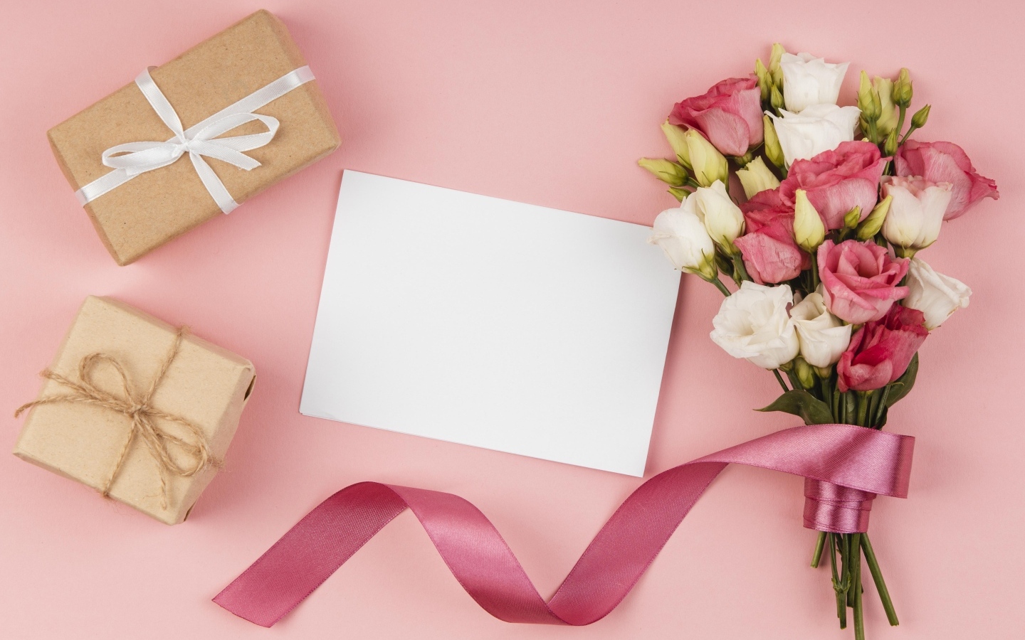 Букет эустомы с лентой на розовом фоне с подарками и белым листом