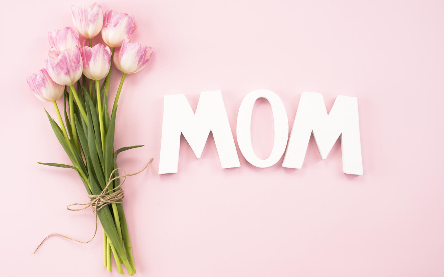 Букет тюльпанов для мамы на розовом фоне