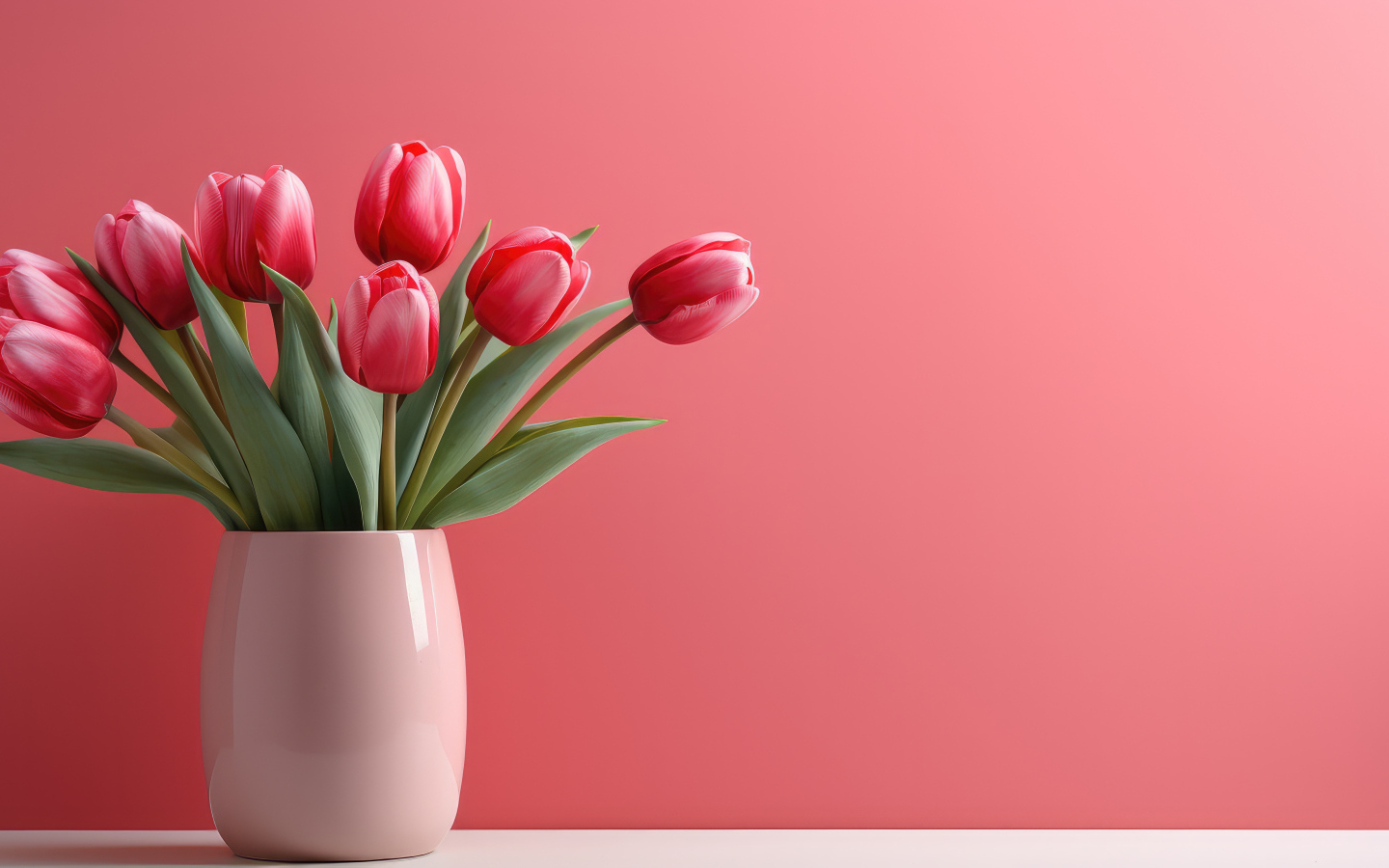 Букет тюльпанов в белой вазе на розовом фоне