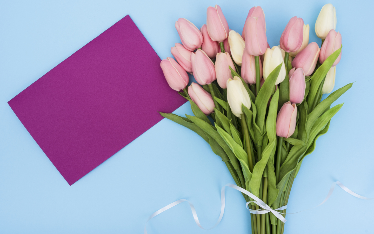 Букет тюльпанов с листом бумаги на голубом фоне, шаблон для открытки