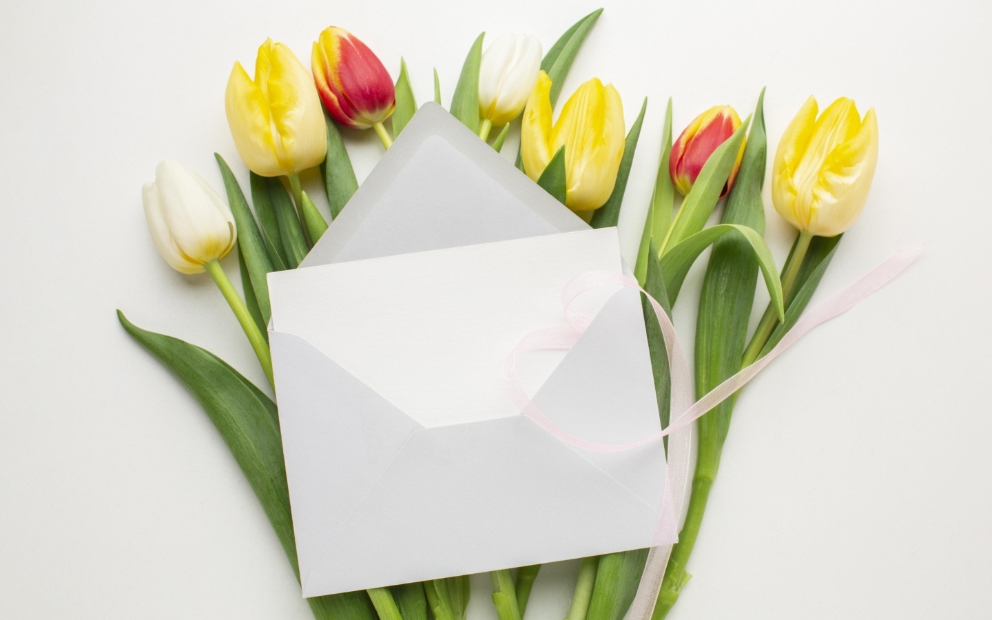 Букет тюльпанов с белым конвертом
