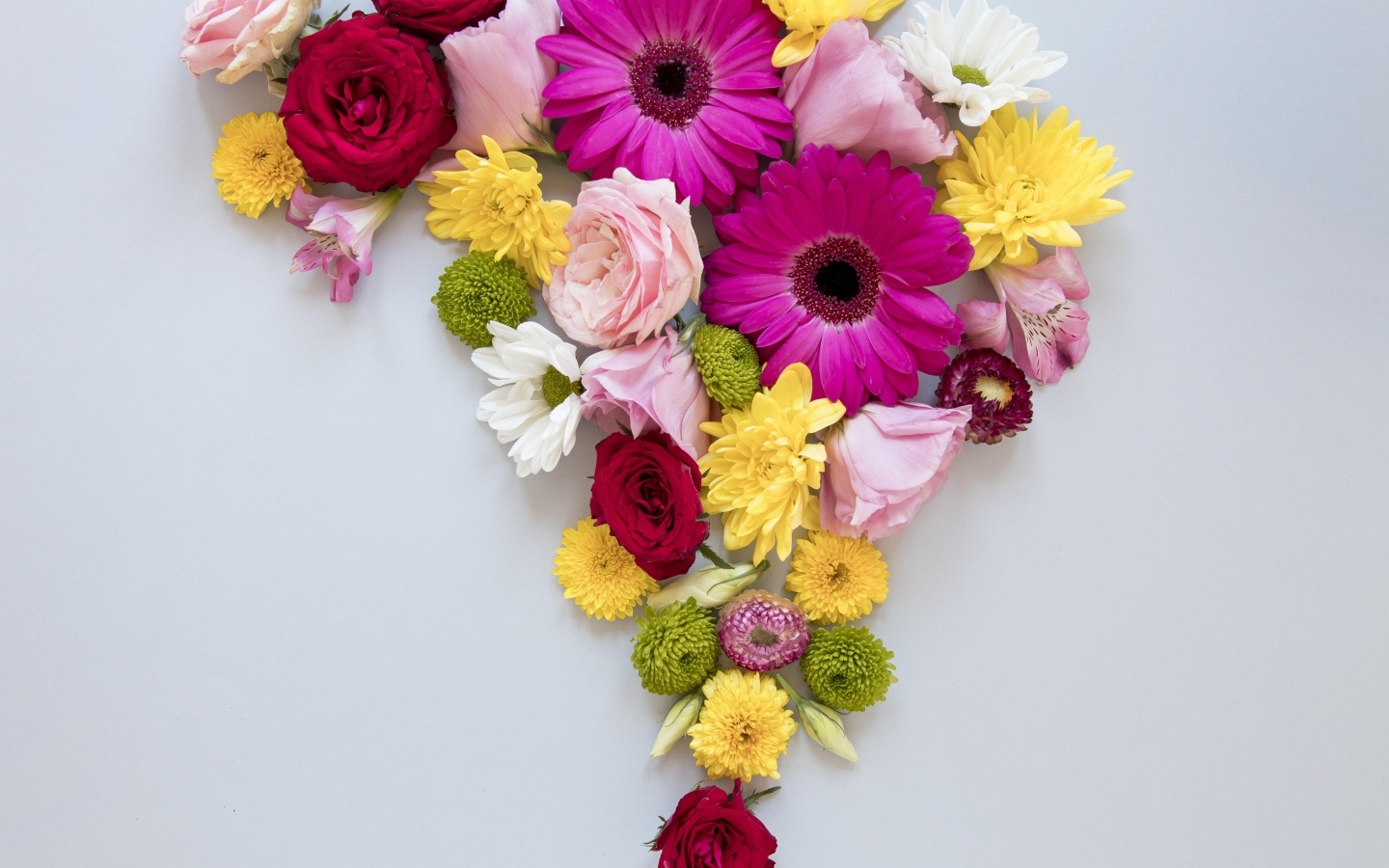 Цветочная композиция на сером фоне