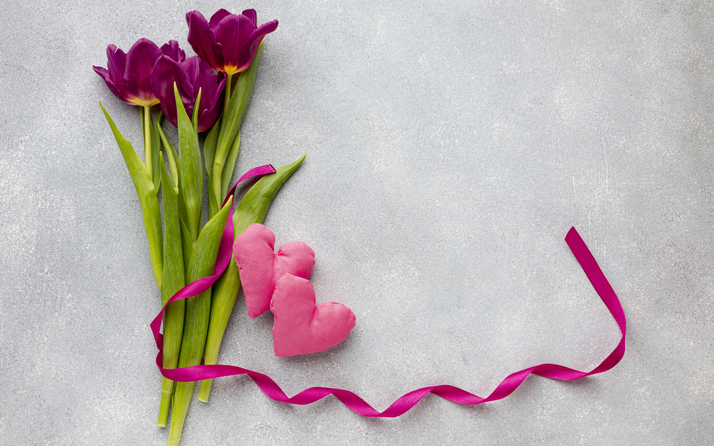 Три тюльпана, сердечко и лента на сером фоне