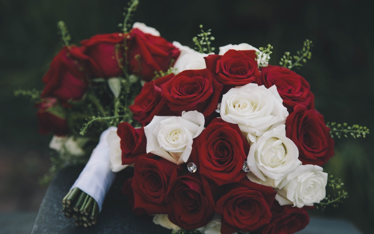 Два букета с красными и белыми розами с бриллиантами