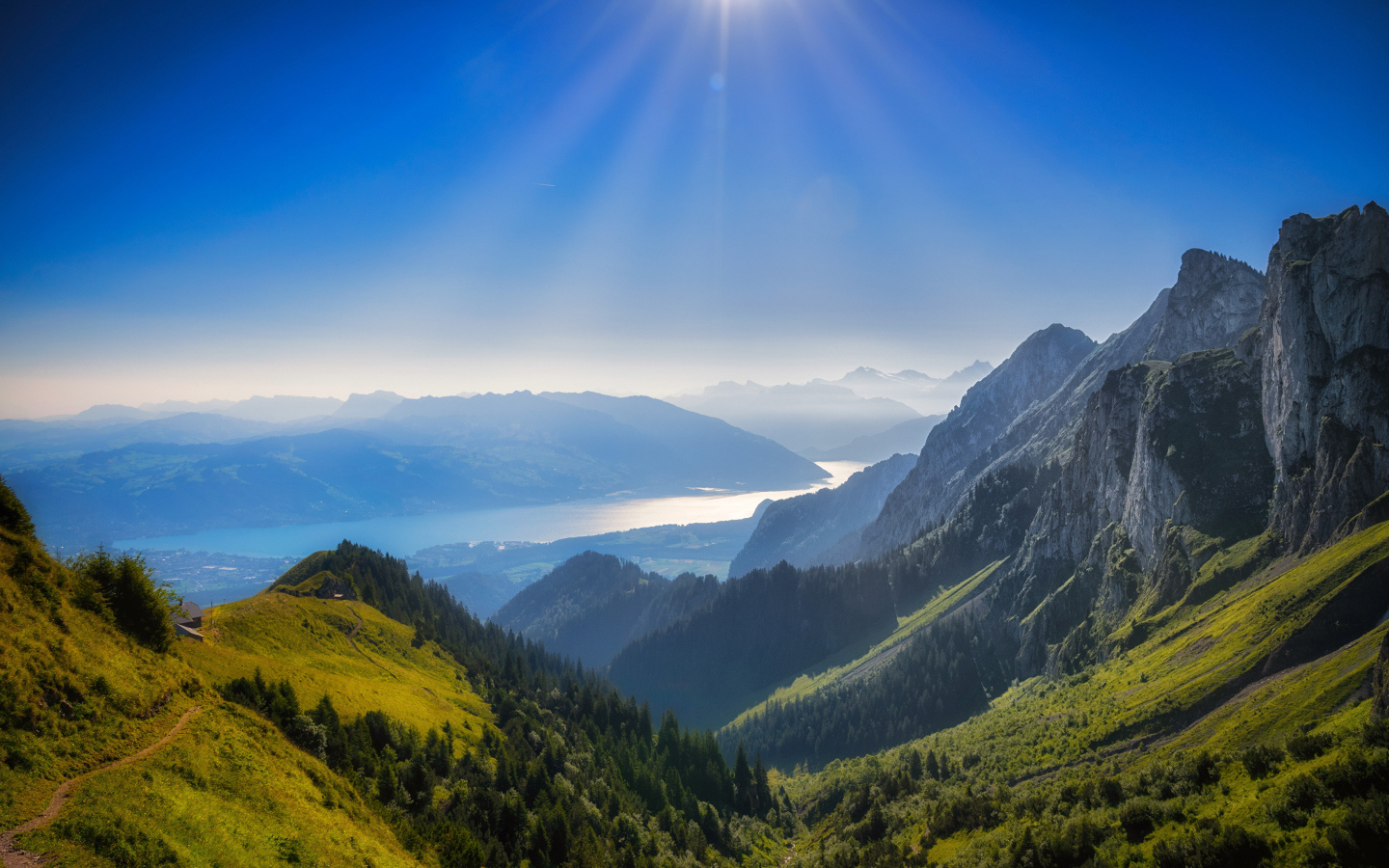 Красивый вид на Швейцарские Альпы в лучах солнца