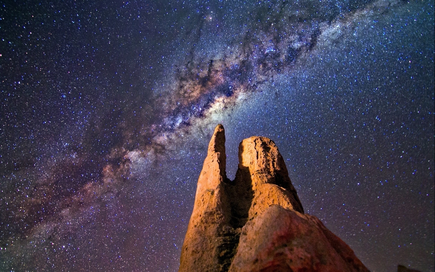 Млечный путь в звездном небе над острой  горной вершиной